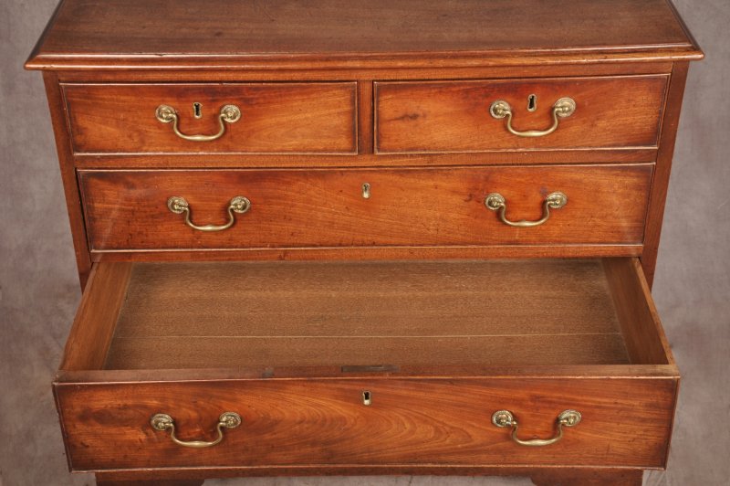 Fine 18th Century Mahogany Chest Of Drawers - Image 10