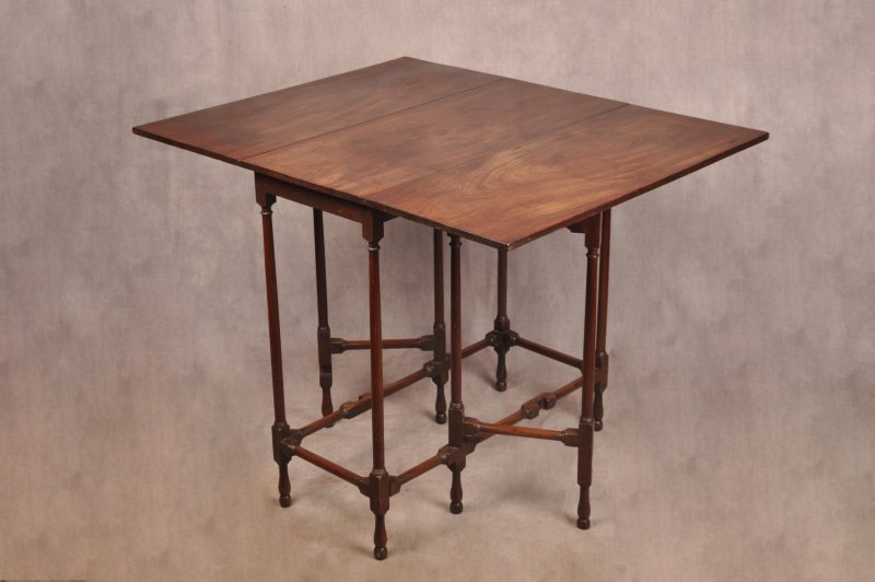 Fine 18th Century Mahogany Spider Table
