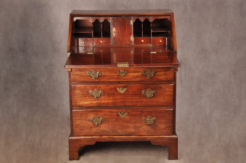 A Fine Small Early 18th Century Mahogany Bureau - Image 2