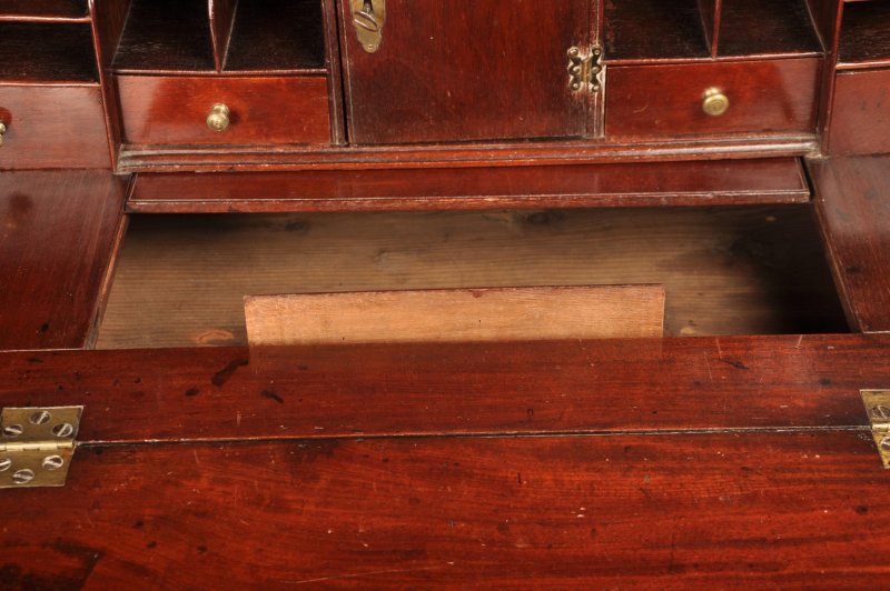 A Fine Small Early 18th Century Mahogany Bureau - Image 4