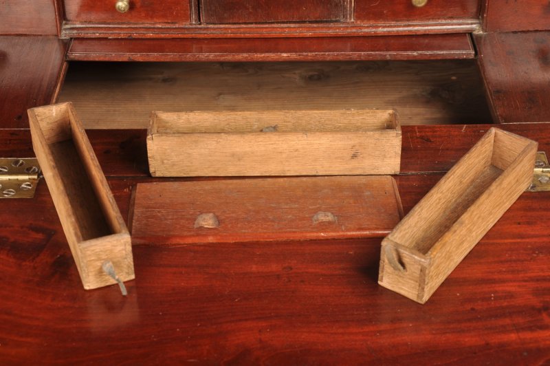 A Fine Small Early 18th Century Mahogany Bureau - Image 8