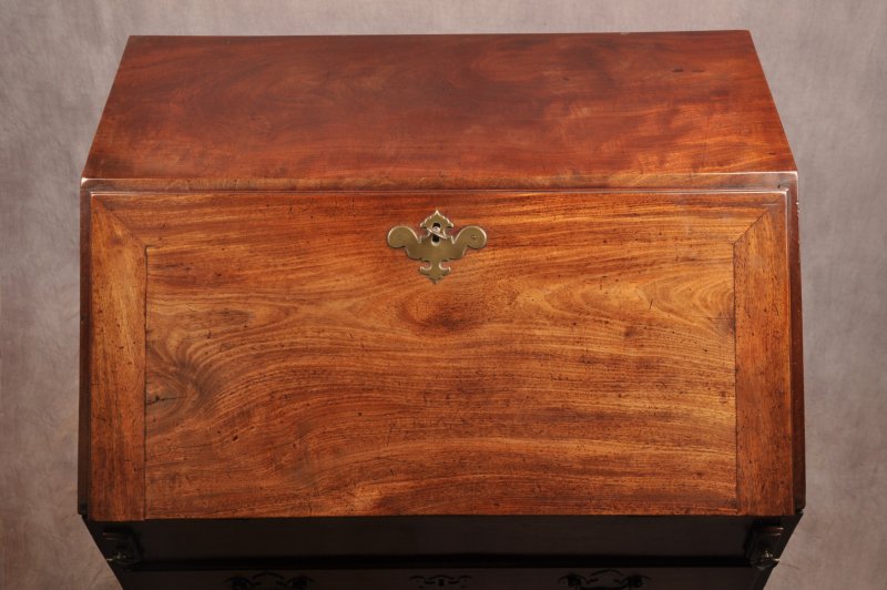 A Fine Small Early 18th Century Mahogany Bureau - Image 11