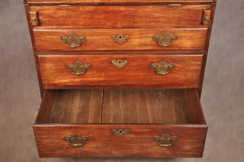 A Fine Small Early 18th Century Mahogany Bureau - Image 12
