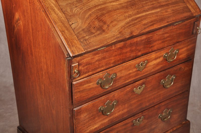A Fine Small Early 18th Century Mahogany Bureau - Image 16