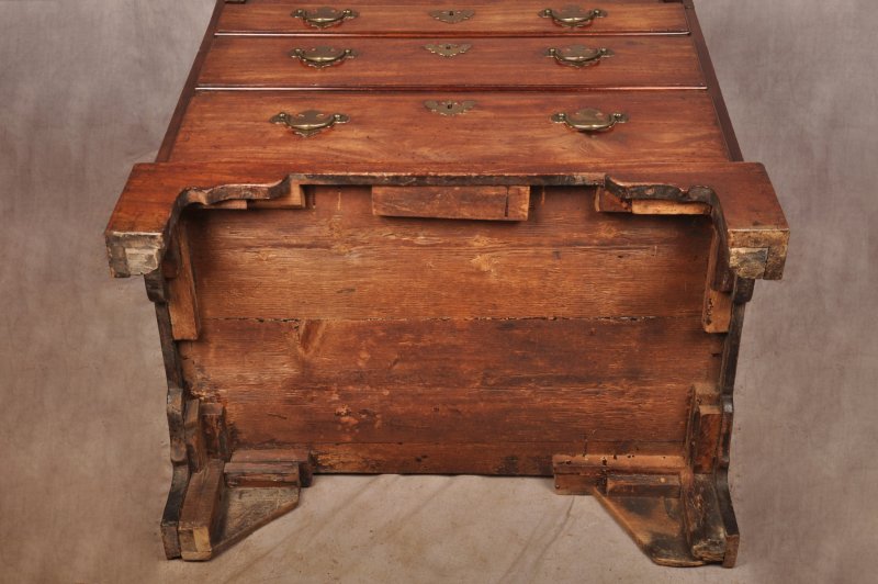 A Fine Small Early 18th Century Mahogany Bureau - Image 19