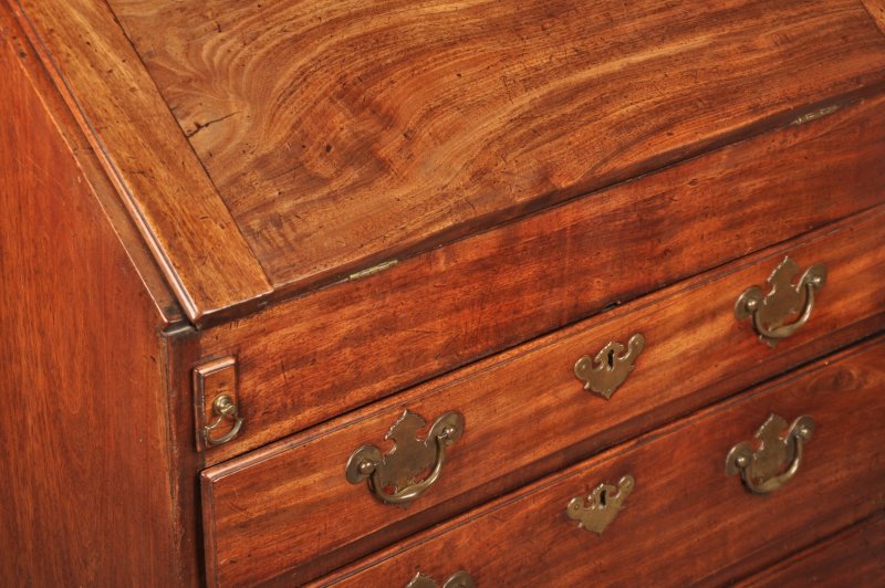 A Fine Small Early 18th Century Mahogany Bureau - Image 17