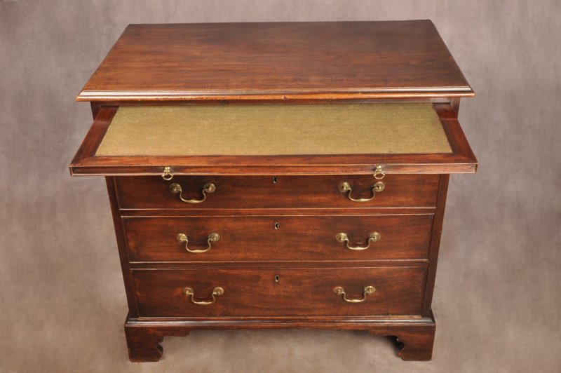 Fine 18th Century Mahogany Chest Of Drawers - Image 3