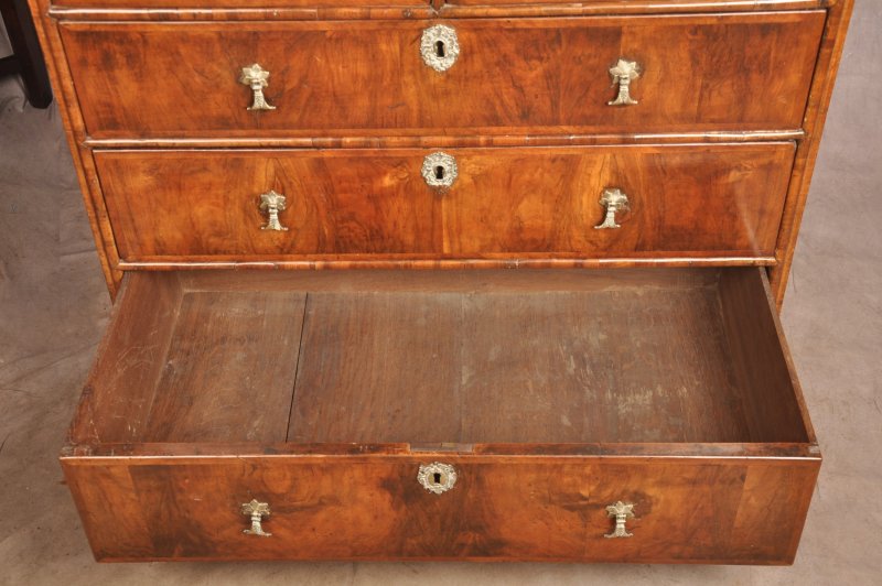 17th Walnut Century Chest Of Drawers - Image 7