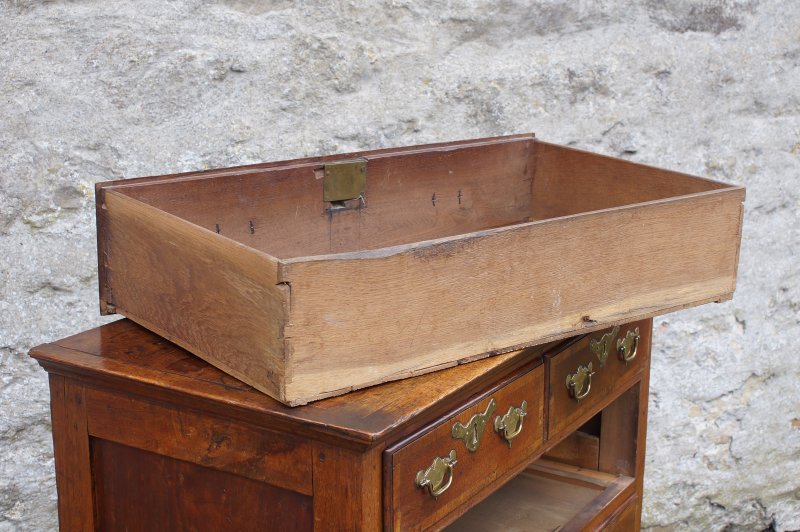 A Small Early Georgian Solid Walnut Chest Of Drawers. - Image 7