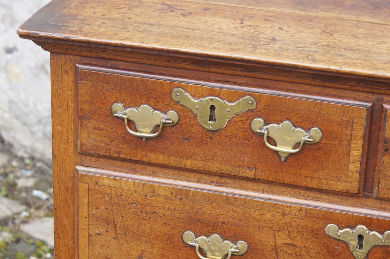 A Small Early Georgian Solid Walnut Chest Of Drawers. - Image 3
