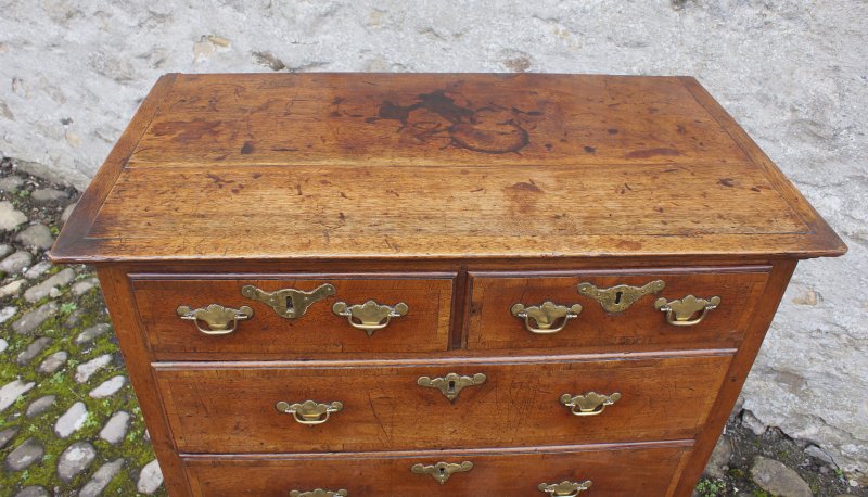 A Small Early Georgian Solid Walnut Chest Of Drawers. - Image 4