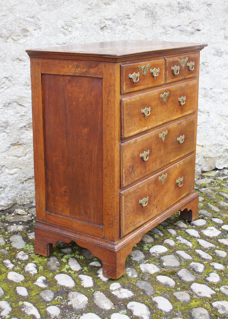 A Small Early Georgian Solid Walnut Chest Of Drawers. - Image 5