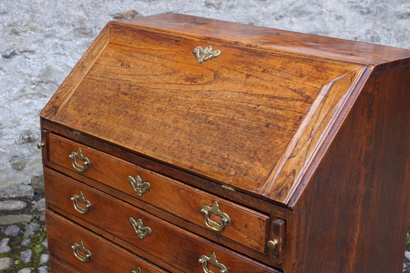 Early 18th Century Elm Bureau - Image 3