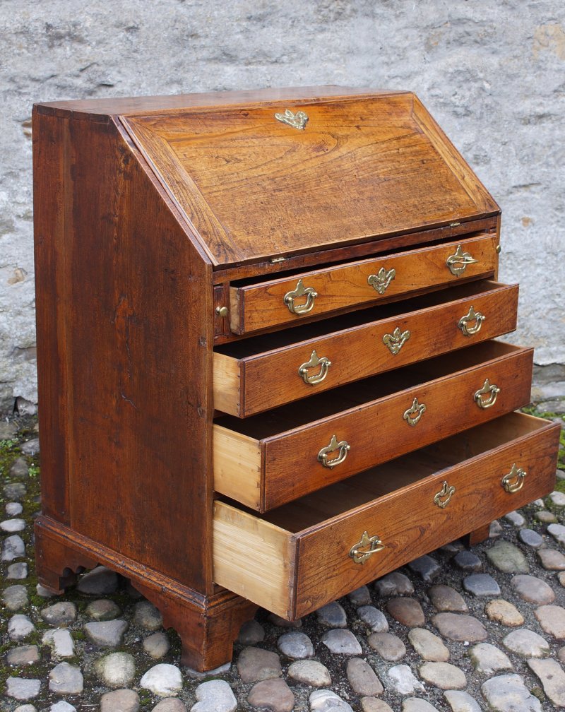 Early 18th Century Elm Bureau - Image 4