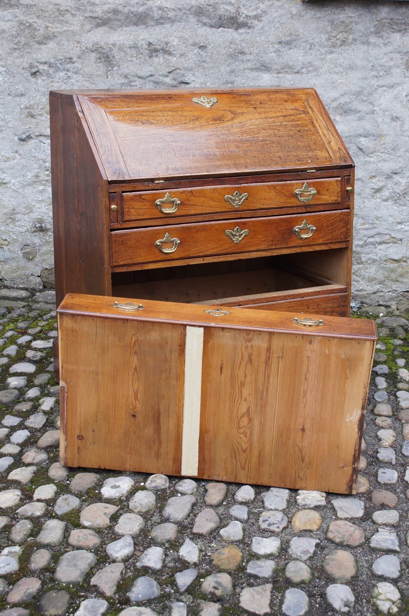Early 18th Century Elm Bureau - Image 15