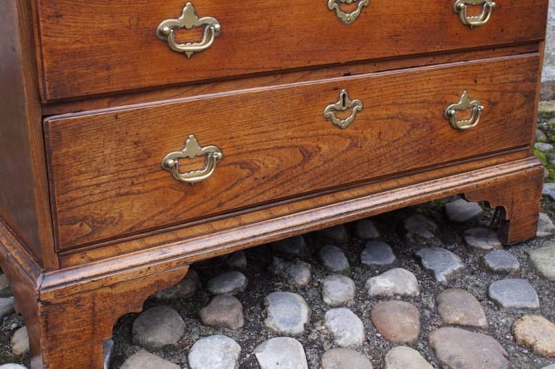 Early 18th Century Elm Bureau - Image 10