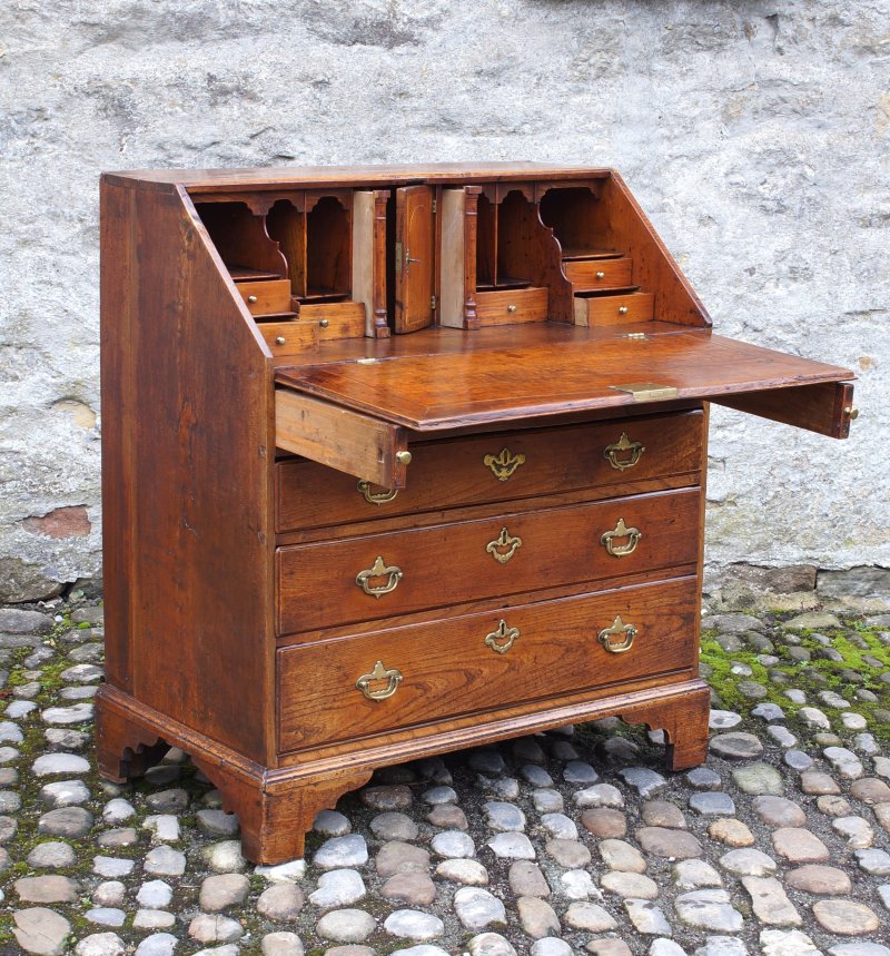 Early 18th Century Elm Bureau - Image 13