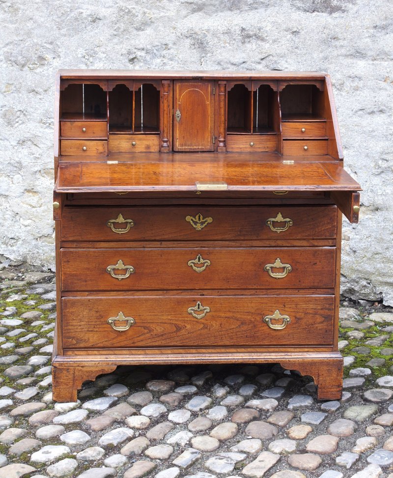 Early 18th Century Elm Bureau - Image 12