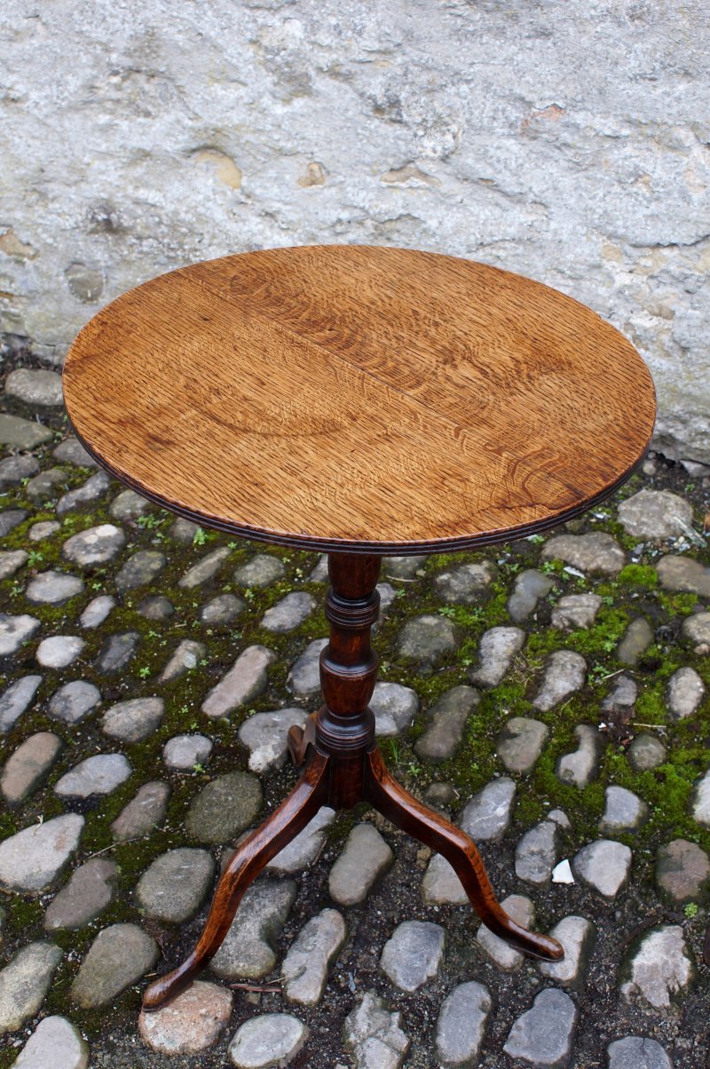 A Small Georgian Oak Tripod Lamp / Wine Table - Image 9