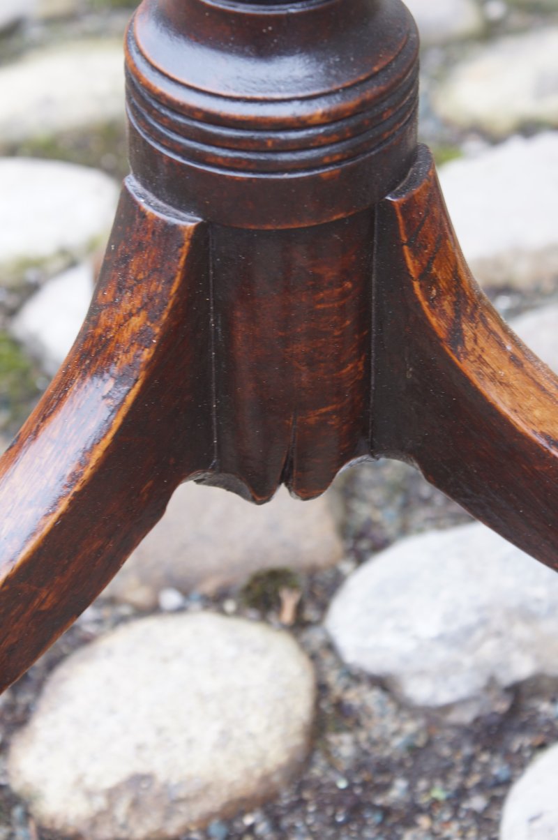 A Small Georgian Oak Tripod Lamp / Wine Table - Image 5
