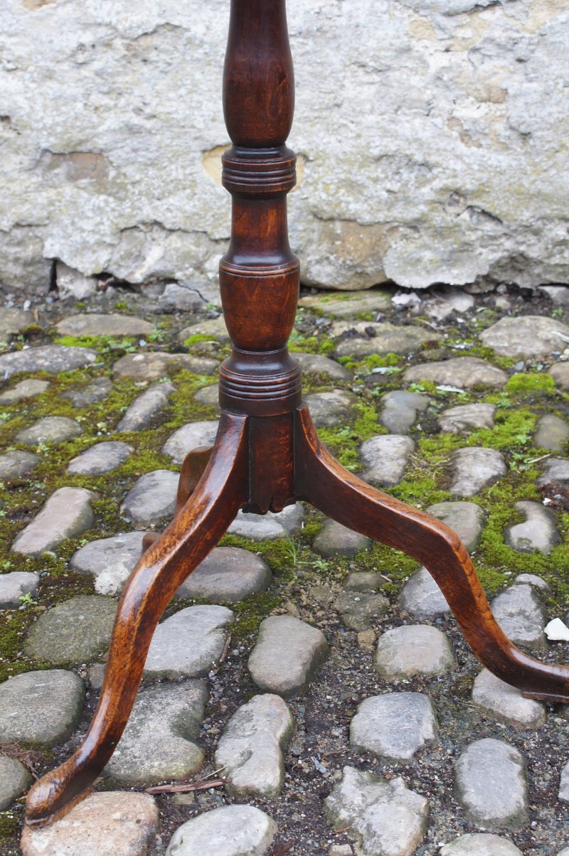 A Small Georgian Oak Tripod Lamp / Wine Table - Image 4