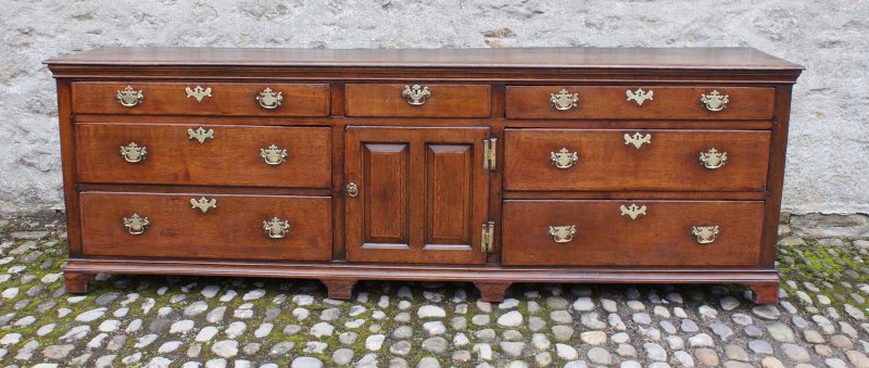 A Large 18th Century Oak Dresser Base. - Image 3