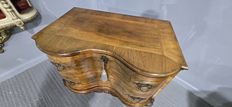 Superb Walnut Commode Chest of Drawers - Image 10