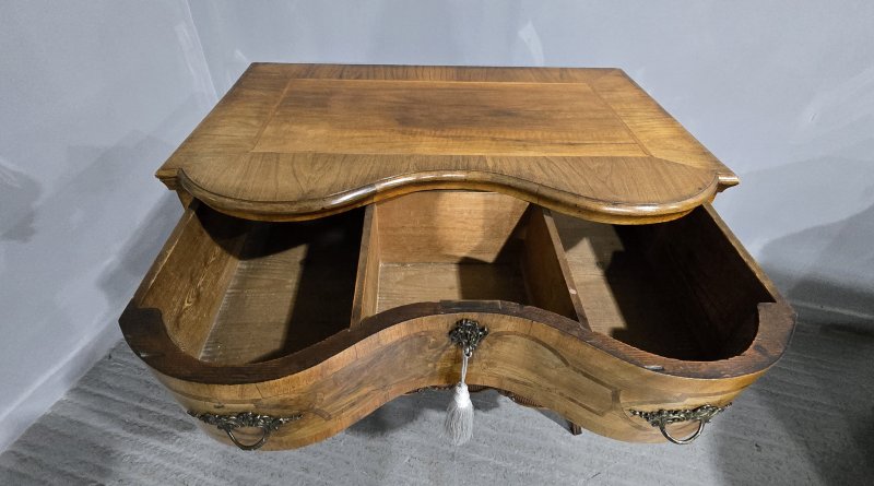 Superb Walnut Commode Chest of Drawers - Image 4