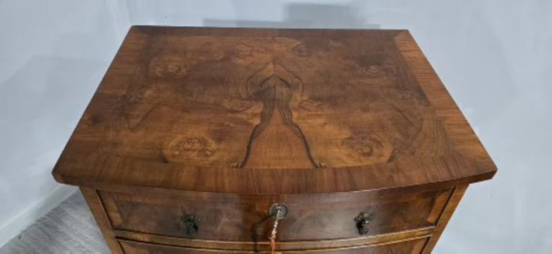 Very Good Queen Anne Burr Walnut Chest of Drawers - Image 4