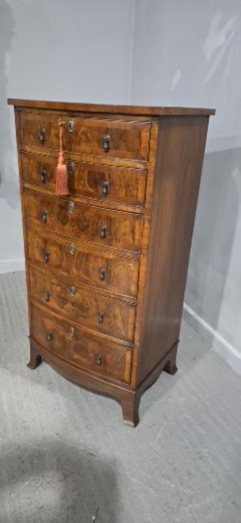Very Good Queen Anne Burr Walnut Chest of Drawers - Image 10