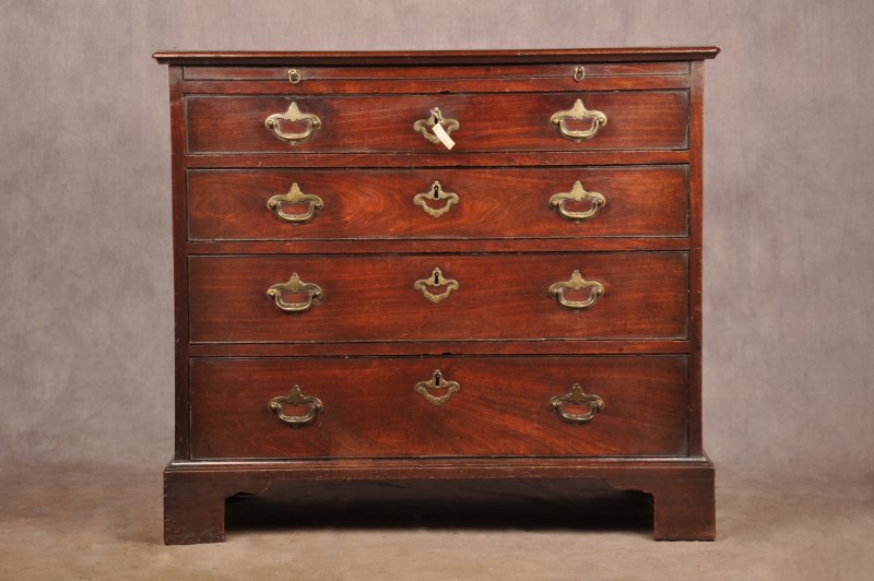 Very Fine Early 18th Century Mahogany Chest Of Drawers - Image 2