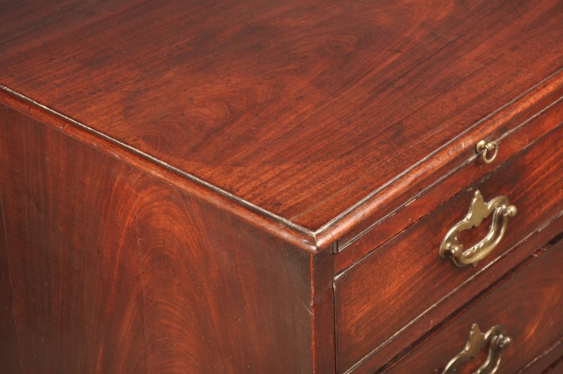 Very Fine Early 18th Century Mahogany Chest Of Drawers - Image 4