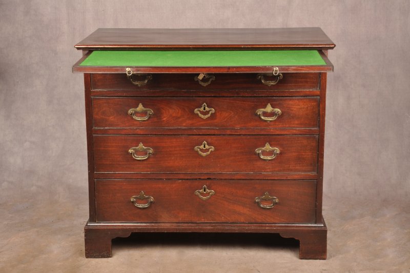 Very Fine Early 18th Century Mahogany Chest Of Drawers - Image 5