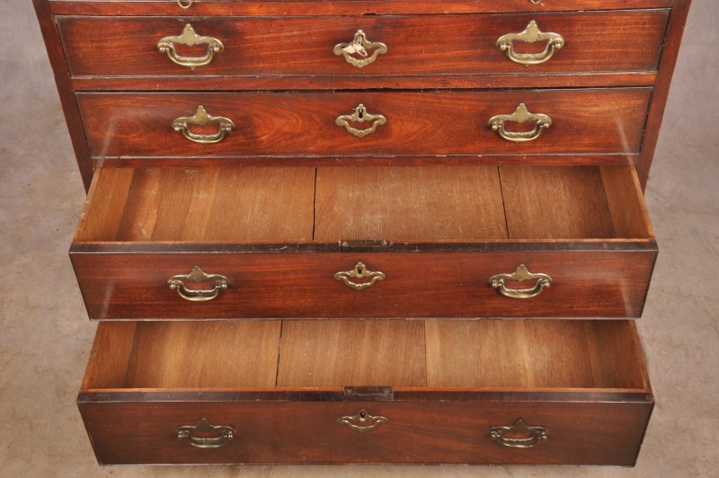 Very Fine Early 18th Century Mahogany Chest Of Drawers - Image 6