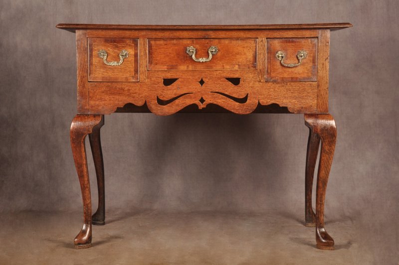 Fine Mid 18th Century Oak Lowboy / Side Table