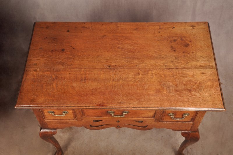 Fine Mid 18th Century Oak Lowboy / Side Table - Image 7