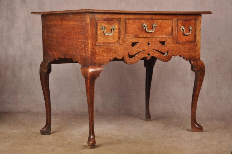 Fine Mid 18th Century Oak Lowboy / Side Table - Image 11