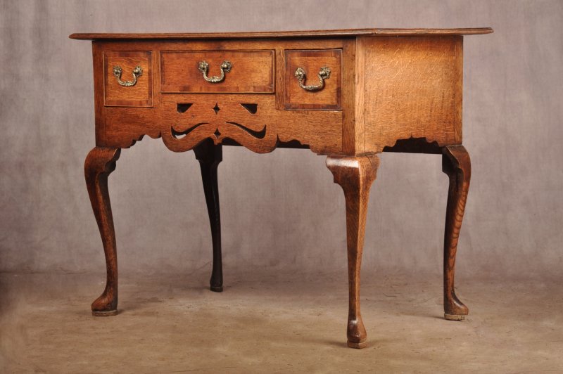 Fine Mid 18th Century Oak Lowboy / Side Table - Image 12