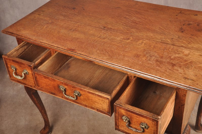 Fine Mid 18th Century Oak Lowboy / Side Table - Image 10