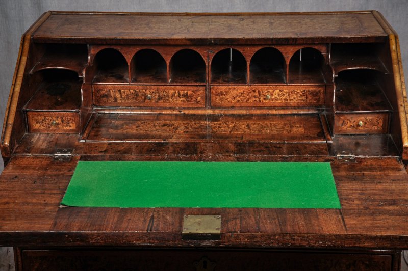 Fine 17th Century Mulberry Bureau In The Manner Of Coxed & Woster - Image 4