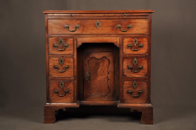Fine Quality 18th Century Mahogany Kneehole Desk