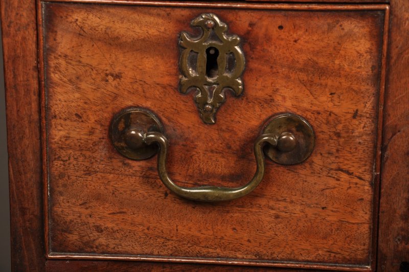 Fine Quality 18th Century Mahogany Kneehole Desk - Image 3