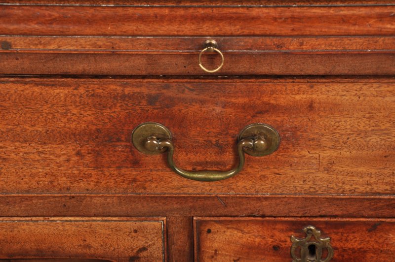 Fine Quality 18th Century Mahogany Kneehole Desk - Image 2