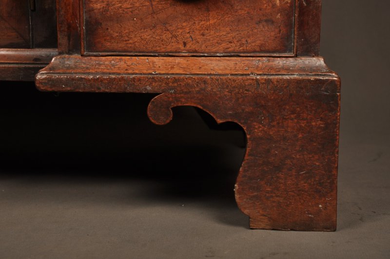 Fine Quality 18th Century Mahogany Kneehole Desk - Image 4