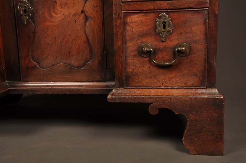 Fine Quality 18th Century Mahogany Kneehole Desk - Image 5