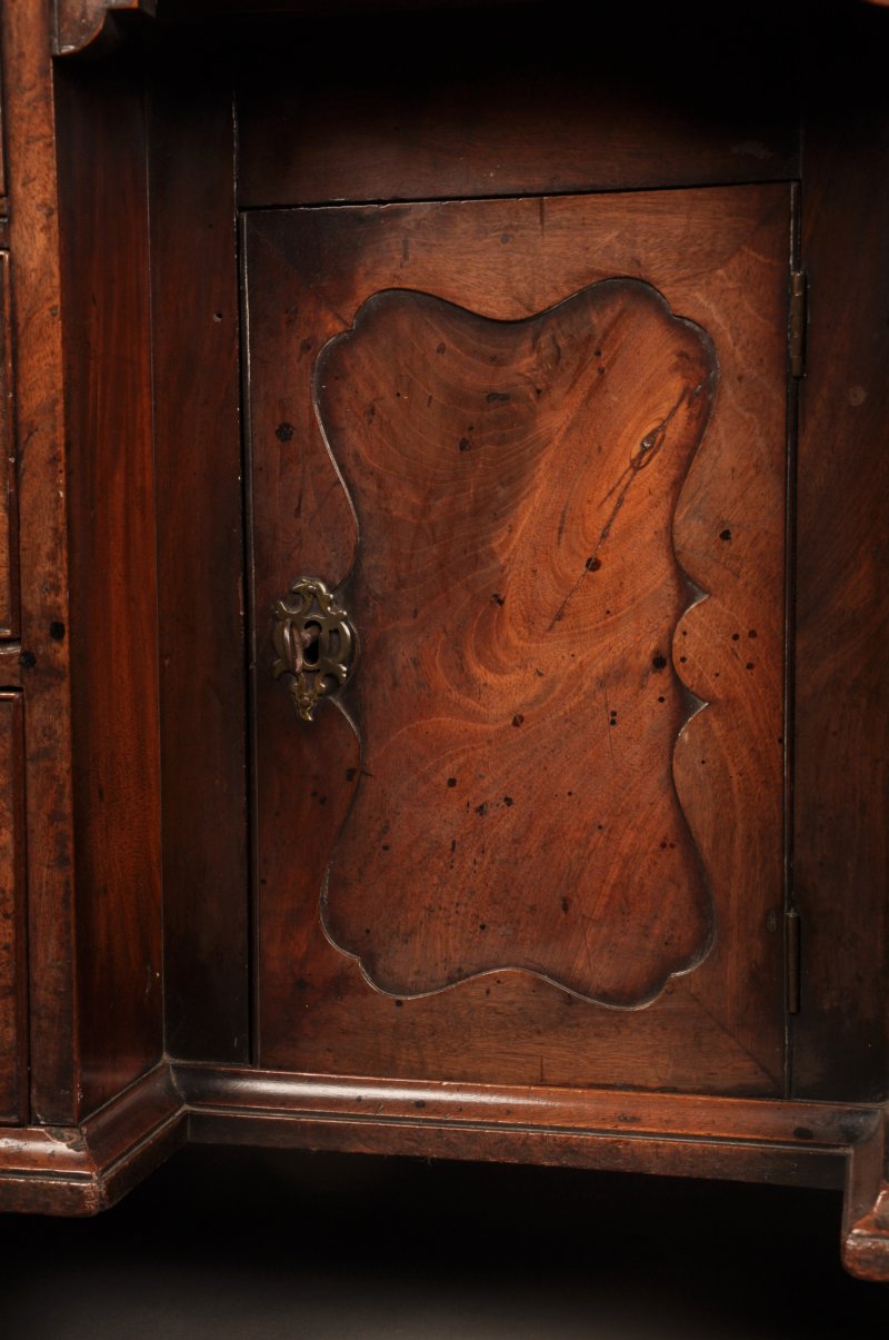 Fine Quality 18th Century Mahogany Kneehole Desk - Image 6