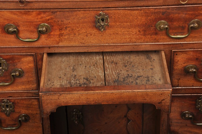 Fine Quality 18th Century Mahogany Kneehole Desk - Image 7