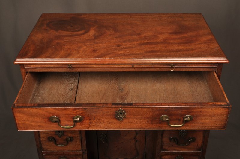Fine Quality 18th Century Mahogany Kneehole Desk - Image 8