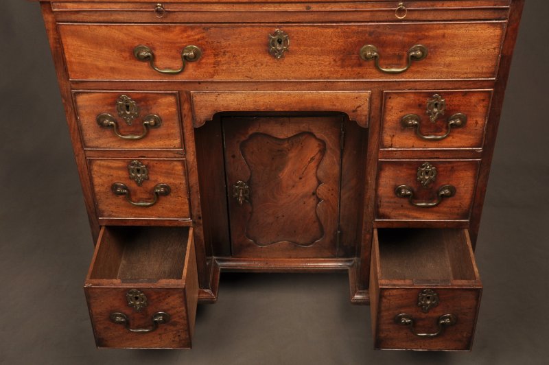 Fine Quality 18th Century Mahogany Kneehole Desk - Image 9