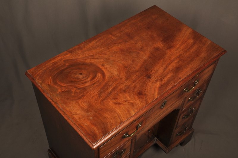 Fine Quality 18th Century Mahogany Kneehole Desk - Image 11